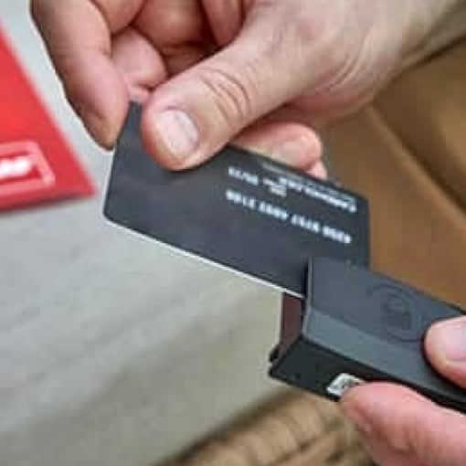 Deslizamiento de tarjeta de crédito por la máquina GAF SmartMoney.