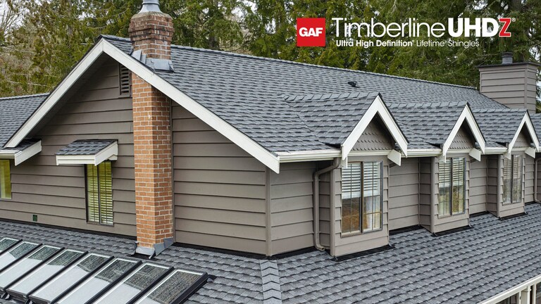 Beauty shot of gray home with UHDZ Pewter Gray shingles.